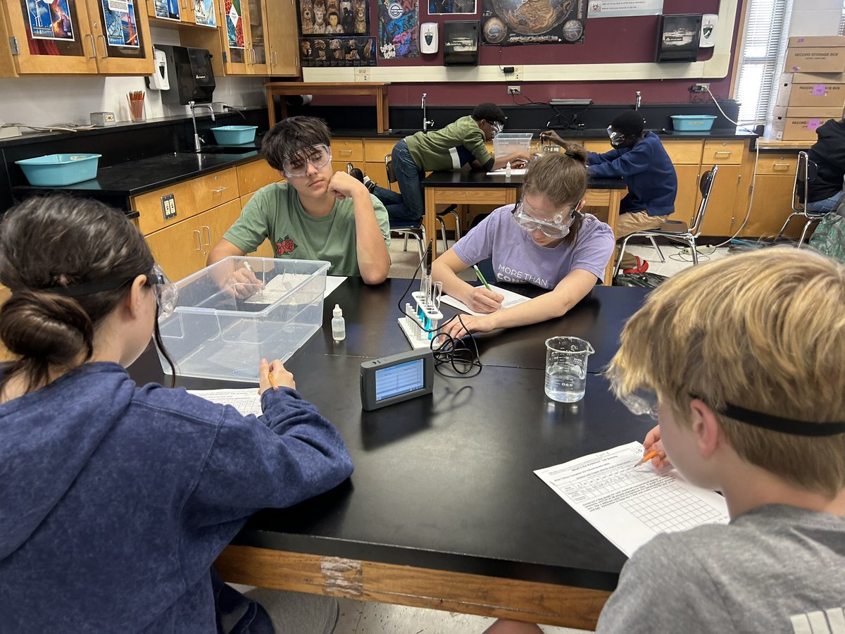 SherryMireles's tweet photo. Popping into classes today &amp; got the sweetest welcome! 🧬🔬 #8thGradeScience @NISDMSScience https://t.co/8JsL8HgjY5