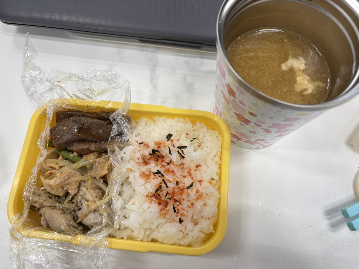 happyhapico41's tweet photo. 今日のお弁当🍙
昨日の夕食のお肉とご飯入れただけ、
もはや詰めただけ。十分最高なんだが。
いつもの豚汁と一緒にいただきます😊

なにより2日連続お弁当を用意できたことが はなまる💯

#お弁当記録　#頑張らない弁当　#初心者
#何事も継続　#週一弁当 https://t.co/J6JgRe5XMp