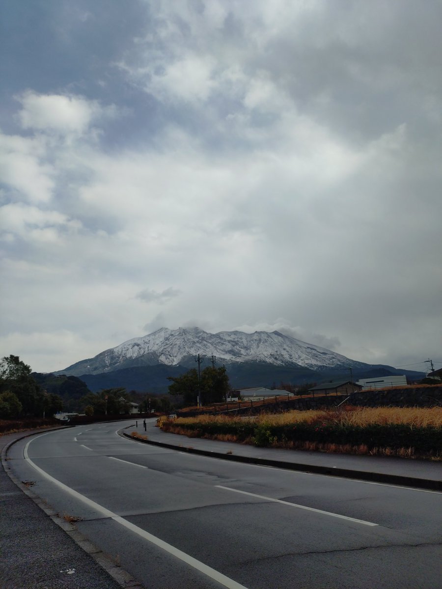 SakurajimaVC's tweet photo. 雪の桜島 https://t.co/f0sdrCfL1Q