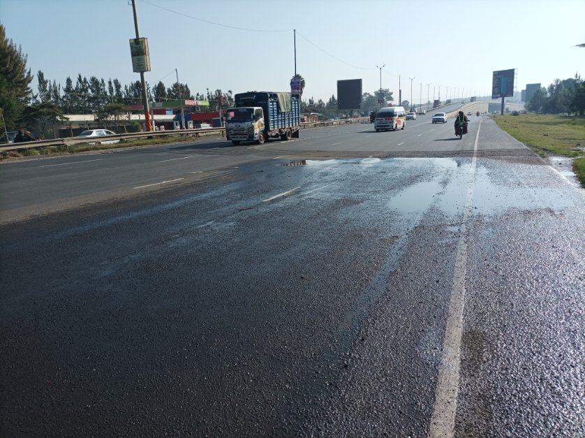Frawamu's tweet photo. @NakuruCountyGov @theredcrosslady  @Ma3Route  @susankihika 
Motorists approaching Nakuru using #Section58 Overpass and #kunste Roundabout Beware of a leaking crack and dent of a weakening manhole in the middle of the road near #Naivas And #NationalOil. Slow Down https://t.co/x3kpz5qglW