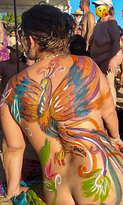 PochutlaM's tweet photo. El arte del #bodypaint es el resultado de las caricias de pinceles en el cuerpo, #EncuentroNudista #Zipolite 2025. https://t.co/kkfxFloAoa