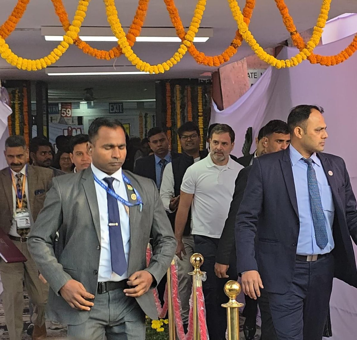 Supriya23bh's tweet image. Leader of Opposition Mr @RahulGandhi ji leaves for Patna after casting his vote in #DelhiAssemblyElection

Mr Rahul Gandhi ji will be attending Shri Jaglal Choudhary Ji Jayanti Samaroh at Srikrishna Auditorium in #Patna #Bihar 

#Delhi