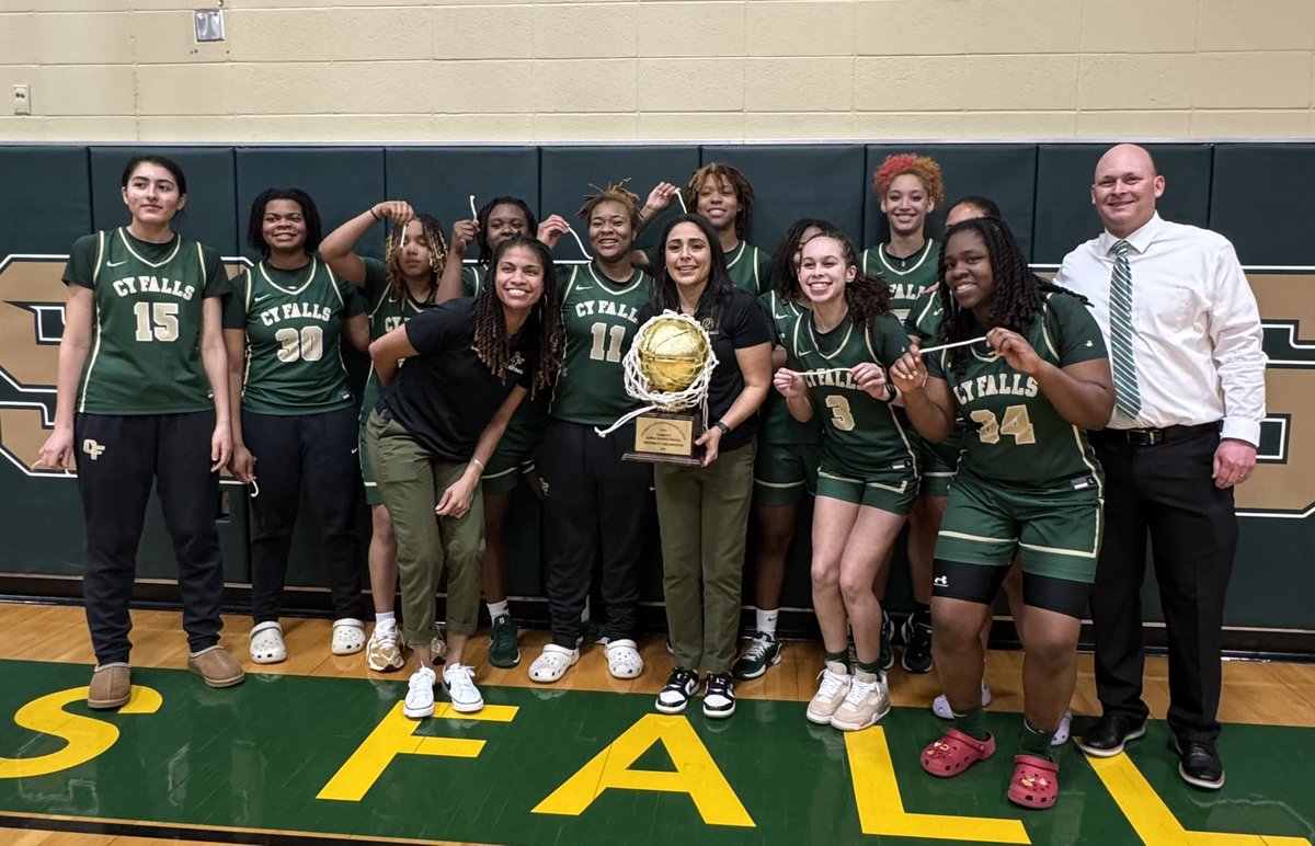 CyFallsGBB's tweet photo. Your Lady Eagles are DISTRICT CHAMPS!! So incredibly proud of this group. They bought in and trusted the process! π #ALLIN ππΌππΌ @CyFallsAth @CyFallsAth @CFISDAthletics https://t.co/ZHpw9XMDLE
