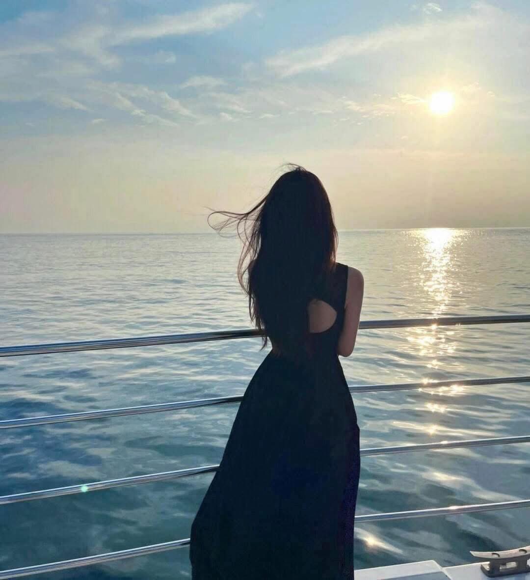 Sau này anh có thể ôm cô gái khác và nói rằng có cô ấy là điều may mắn nhất trên đời, cô ấy là người anh yêu nhất. 

Nhưng cũng đừng vì lấy lòng cô ấy mà nói những điều không hay về em, vì với những gì em đã làm cho anh thì không ai xứng đáng nói về em cả.