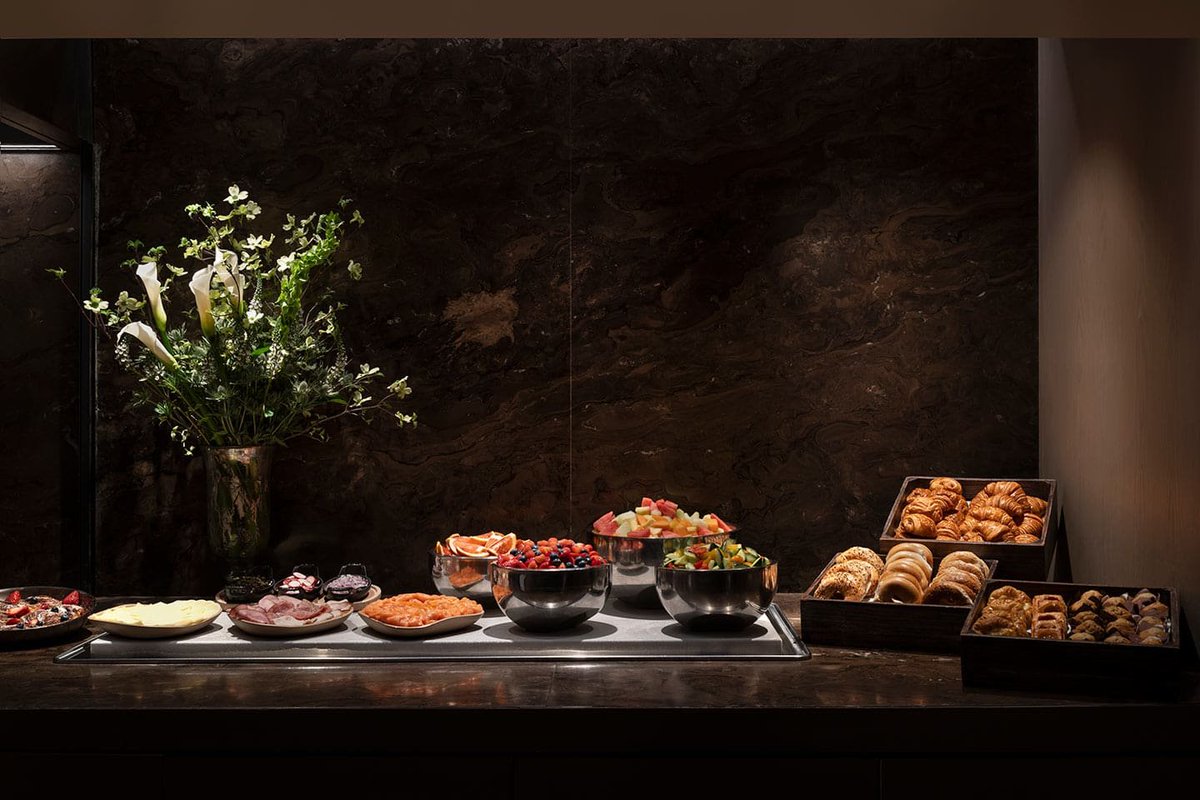 FoodandTravelMX's tweet image. En el corazón de Times Square, The #Knickerbocker te sitúa en el epicentro de Nueva York. Con su historia y elegancia, es el lugar ideal para vivir la energía de la Gran Manzana. ¡Descubre por qué hospedarte aquí! 

➡️bit.ly/TheKnickerbock…