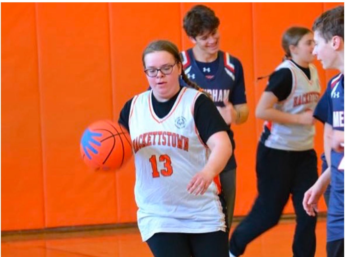 HtownUnified22's tweet photo. Last week we celebrated 3 seniors that are near and dear to our hearts!!! Thank you to everyone who came to show support! Go Tigers! 🏀🐅👏🏼 https://t.co/Cz7VAsYAXY