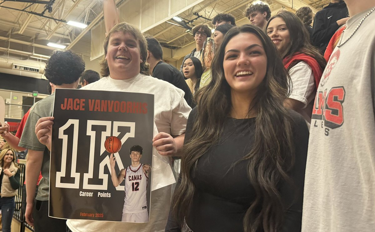 CHS_ORourke's tweet photo. Exciting night at the home of the Papermakers… Senior Night AND @jacevanvoorhis hits 1000points!
#papermakerpride
#beatSkyview
#thousandpointclub
@ParkerC2025 @CamasHighSchool 

1000 Points👇🏼
(Imagination necessary in the video, thx to the inconvenient timing for a girl to put her head in front of my camera 🤦🏼‍♀️… it was his 1000th point basket)