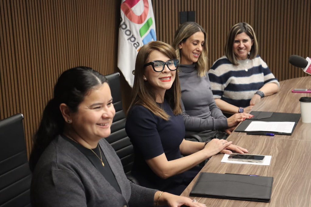 GabrielaInforma's tweet photo. Este día realizamos la firma de colaboración entre Radio Kokone de DIF Zapopan y Jalisco Radio. Sin lugar a dudas será un espacio para descubrir el talento de nuestra niñez jalisciense, apoyados por un gran  equipo experto.
Gracias por dejarnos estar en sintonía con ustedes. 🫶🏻📻 https://t.co/IWzc3nVKxw