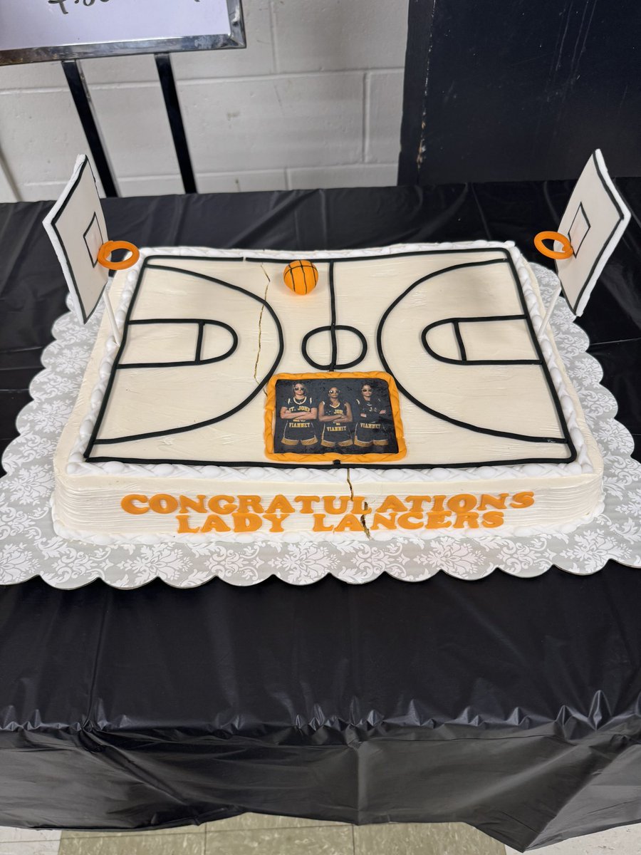 And  huge thank you to our managers Avery and Kayla! We love and appreciate you both! 💛🖤
