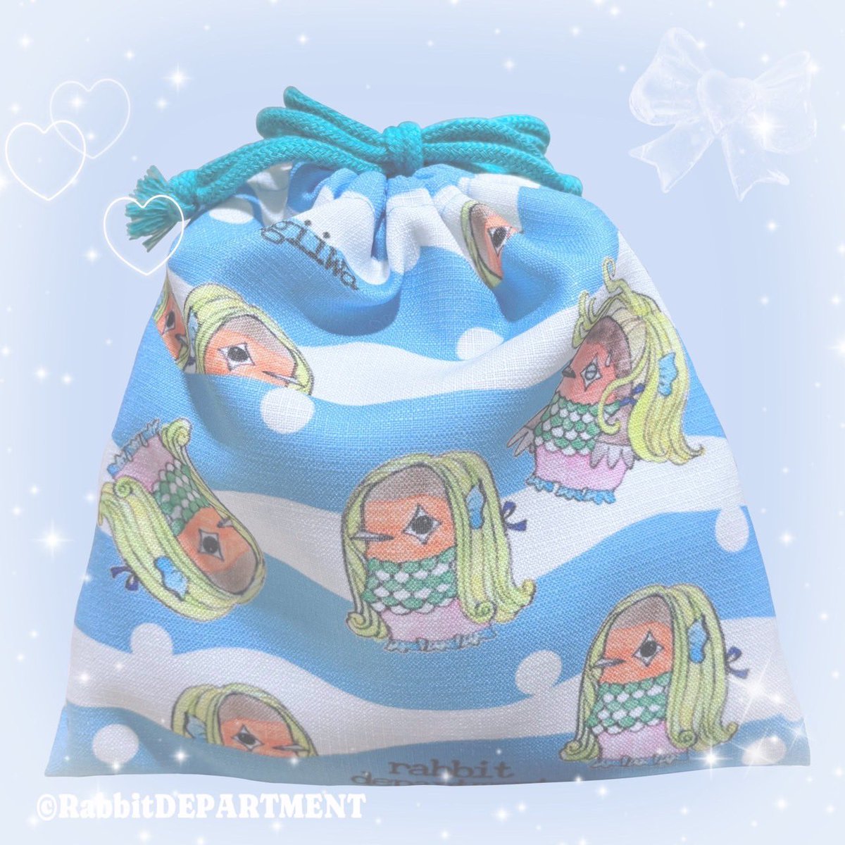 新宿店です➵♡

萩岩睦美先生によるリルフィのアマビエ様の巾着のご紹介です🫶🏻️
シワになりにくくかさばらない生地を使用していて持ち運びやすく便利です🪄︎︎◝✩
持っていると御利益ありそうです💕

通販はこちら...♪*ﾟ
rabbitdpt.kawaiishop.jp/items/30447086

 #萩岩睦美 
 #ラビットデパートメント