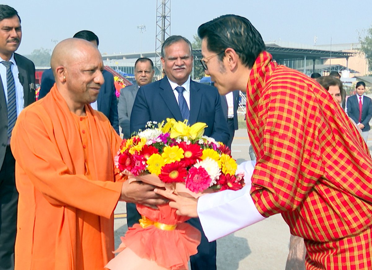 माननीय मुख्यमंत्री श्री योगी आदित्यनाथ जी ने भूटान के महामहिम नरेश जिग्मे खेसर नामग्याल वांगचुक जी का उत्तर प्रदेश की गौरवशाली एवं सांस्कृतिक समृद्ध भूमि पर स्वागत किया।  

महामहिम नरेश ने महाकुंभ-2025 के शुभ अवसर पर तीर्थराज प्रयाग में पवित्र त्रिवेणी संगम में स्नान कर