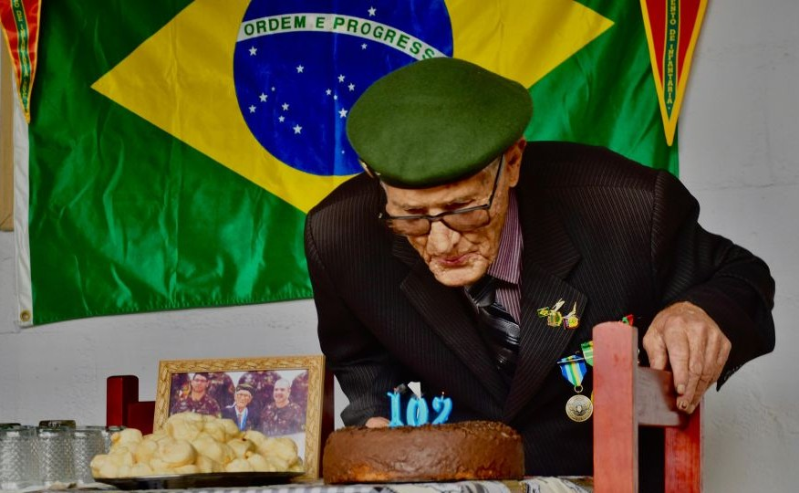 sentandoapua's tweet photo. Herói da FEB é homenageado aos 102 anos - Exército Brasileiro - https://t.co/eJoGoQMcb9
#veterano #Exército #WWII #FEB #102anos @exercitooficial @feb_brasil https://t.co/be4uRqhfRT