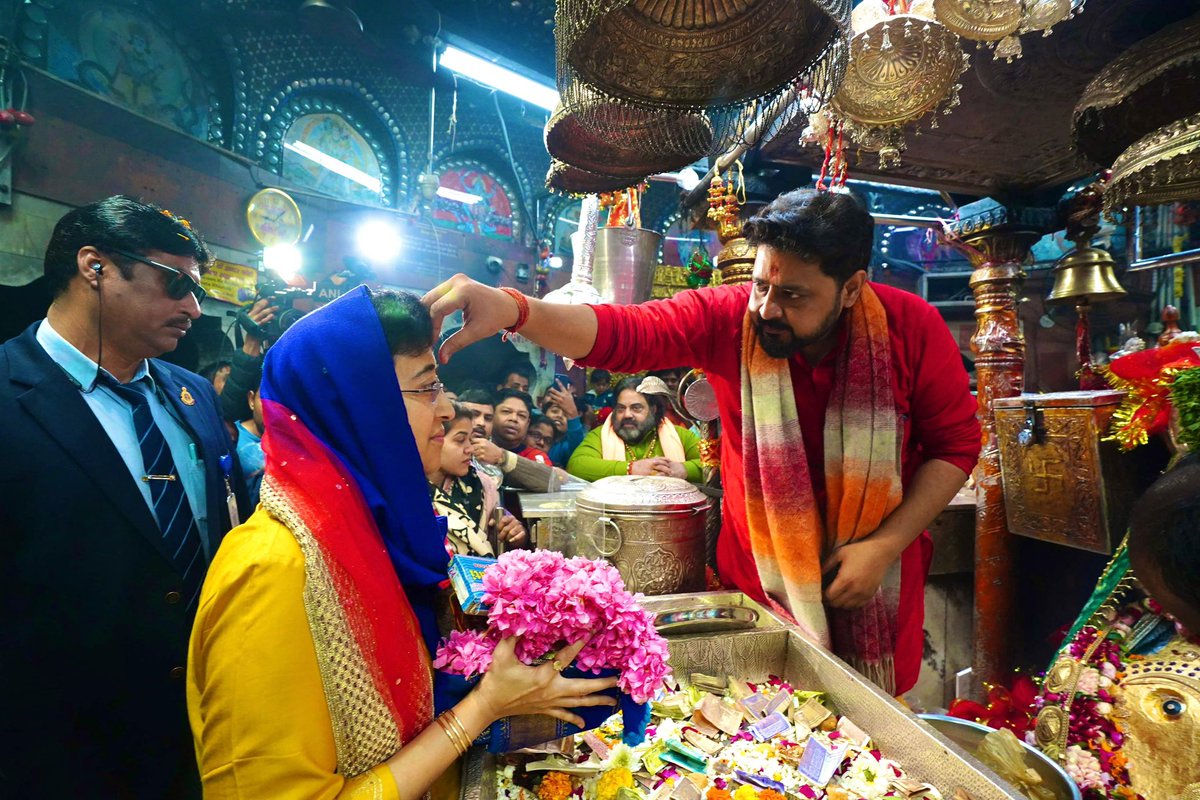 AtishiAAP's tweet photo. आज सुबह कालकाजी मंदिर में पूजा की। कालका माई से प्रार्थना की कि इस धर्मयुद्ध में दिल्ली में एक बार फिर अच्छाई और काम की जीत हो, और गुंडागर्दी का विनाश हो।

जय माँ कालका! https://t.co/Zc51IPeRLk