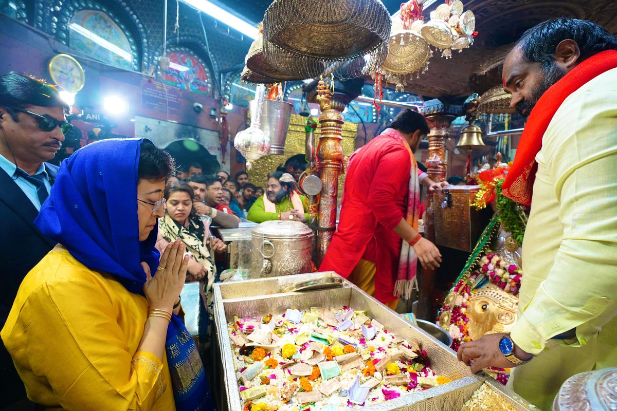 AtishiAAP's tweet photo. आज सुबह कालकाजी मंदिर में पूजा की। कालका माई से प्रार्थना की कि इस धर्मयुद्ध में दिल्ली में एक बार फिर अच्छाई और काम की जीत हो, और गुंडागर्दी का विनाश हो।

जय माँ कालका! https://t.co/Zc51IPeRLk