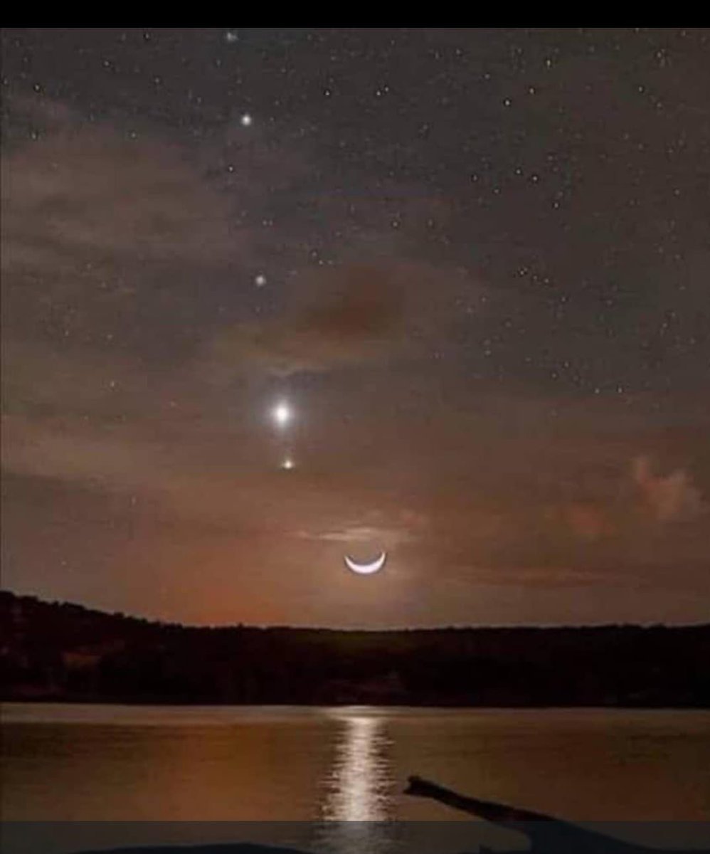 An early morning at Prayagraj. Glorious sight of Saturn, Mars, Venus, Jupiter and moon at sunrise. Maha Kumbha Mela is connected to this rare planetary parade. First time in 144 Yrs Jupiter, Saturn, Sun and Moon were seen parading in the same line on 29 January early morning.
