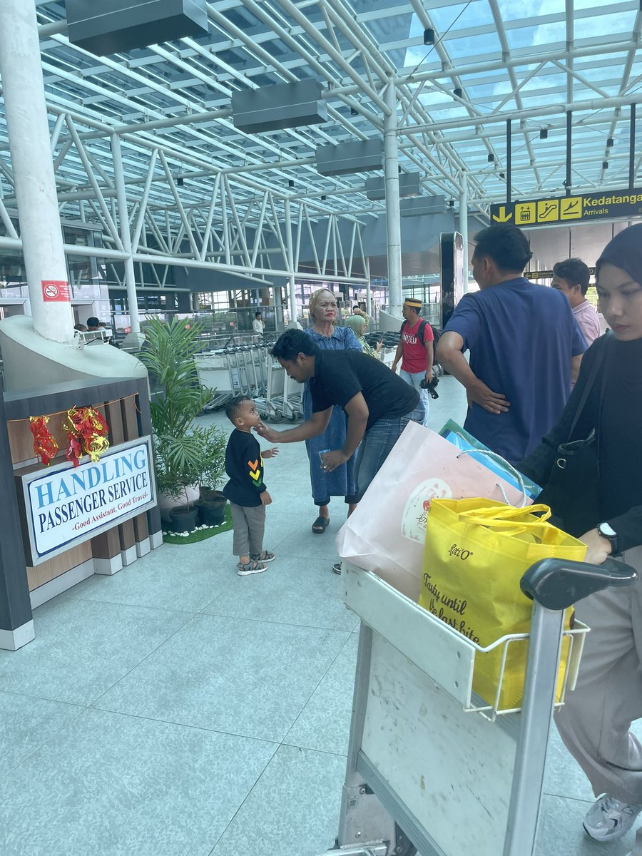 Saya terganggu di Bandara Sultan Hasanuddin - Maros - Makassar. Bandara udah bagus pasca renovasi di bagian keberangkatan, tapi sayang SDM dan petugasnya abai. Jelas tertulis “Dilarang Merokok”, tapi malah pada ngumpul di depan tulisan pd ngrokok! <a href="/angkasapura172/">Contact Center Angkasa Pura Indonesia</a> <a href="/Daeng_Info/">Daeng Info</a>
