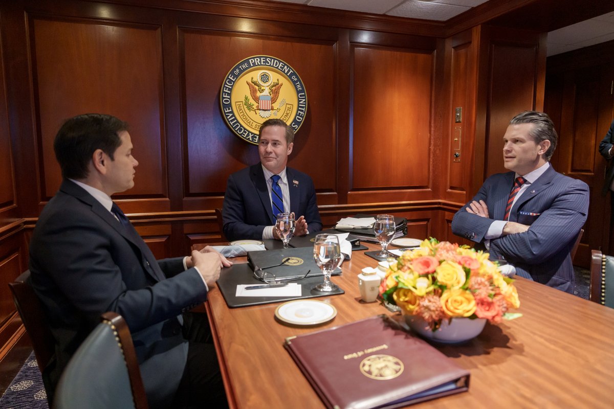 TODAY: National Security Advisor <a href="/MikeWaltz47/">Mike Waltz</a> met with @SecDef and <a href="/SecRubio/">Secretary Marco Rubio</a> to discuss implementing President Trump's vision of securing the nation and prioritizing American interests on both domestic and international fronts. 🇺🇸