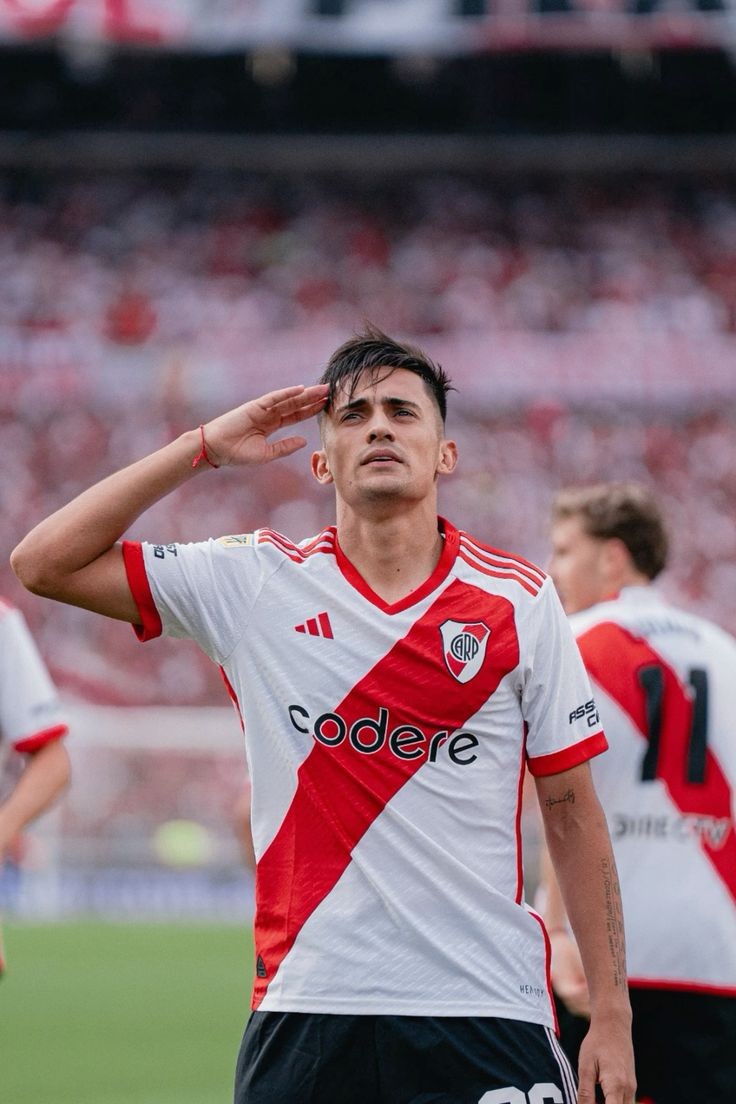 El Spartak de Moscow realizó una oferta al equipo millonario por Pablo Solari de 12 Millones de dólares + bonos.  Crees que sería una buena idea venderlo o es mejor que se quede.
Los leo.