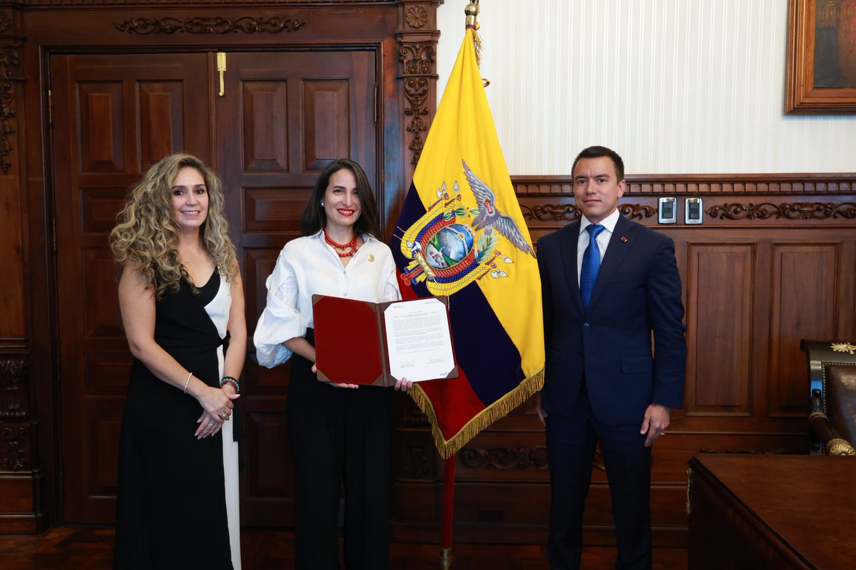 #BuenasNoticias | Está mañana presidente <a href="/DanielNoboaOk/">Daniel Noboa Azin</a> oficializó el traspaso del terreno en el que se construirá el nuevo edificio del Museo Nacional del Ecuador, una deuda con los ecuatorianos y un compromiso con la revalorización de nuestro patrimonio🏛️

Por primera vez en su