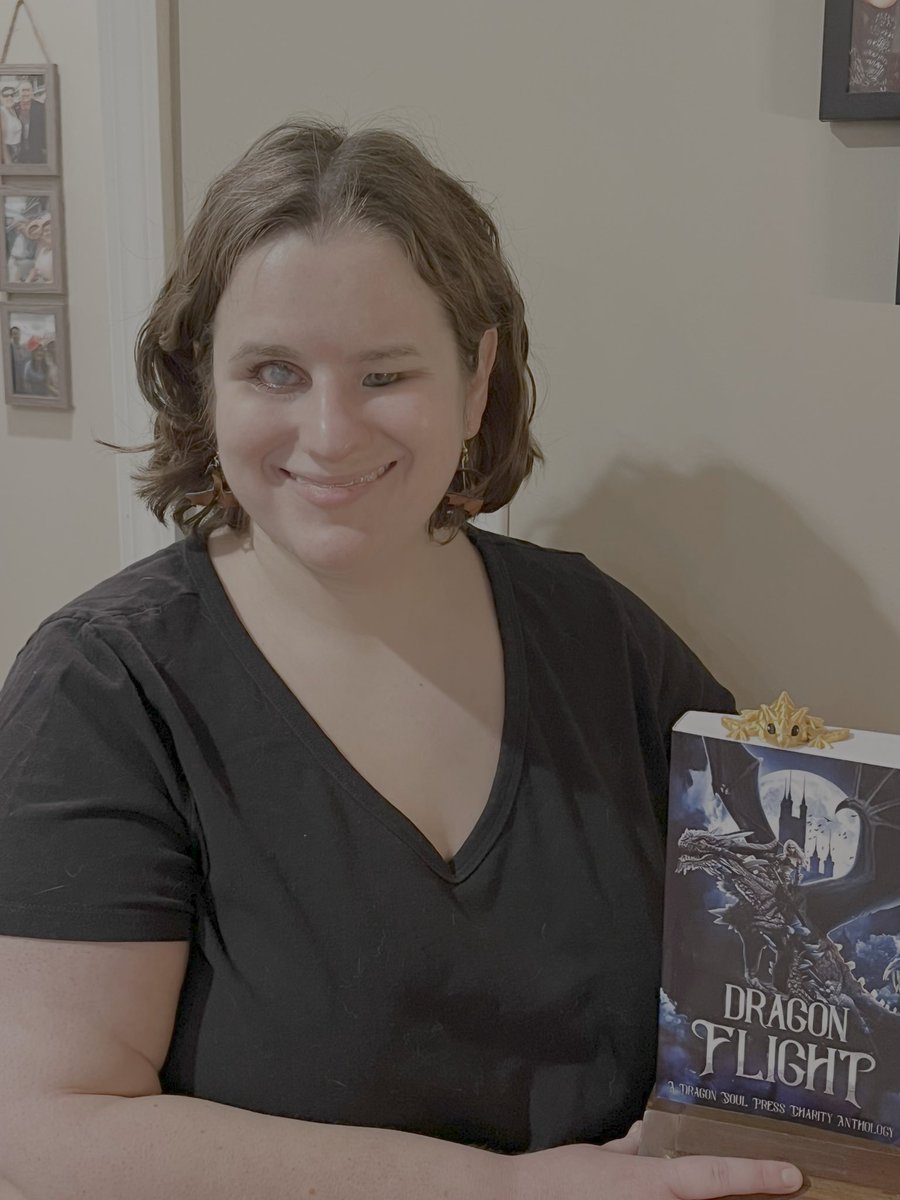 jessicalminneci's tweet image. My copy of my book is here!!!!!!! 📸📚🙌🐲🔥🩵