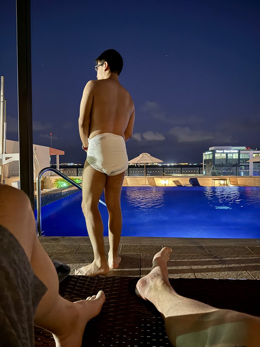 Sorry <a href="/davidabdlmx/">David</a> , pool rules are clear: kids must wear specific diapers to play in water.