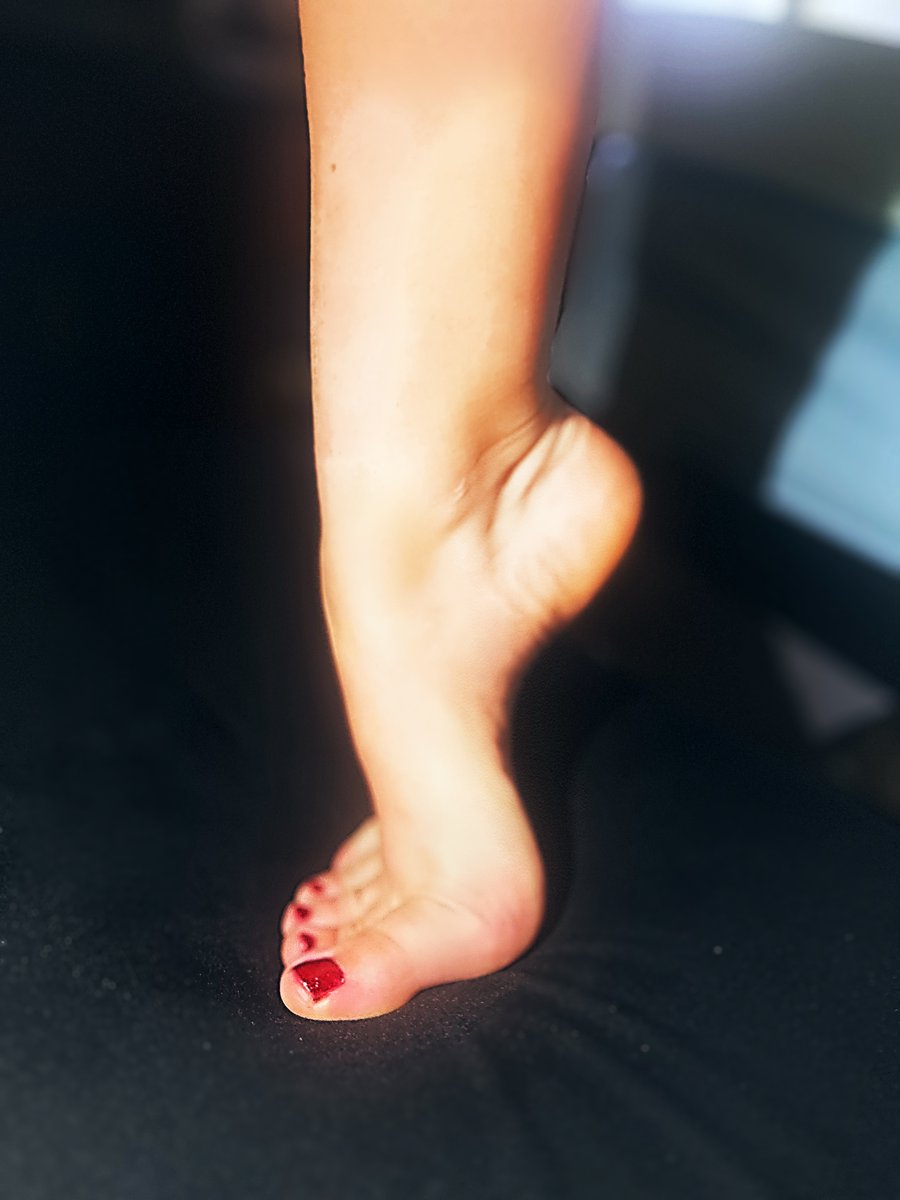 greasysocksss's tweet photo. its a sexy toes-day👀

#feet #feetِ  #footfetısh #foot #dmme #sexyfeet #paintedtoenails #pedicure #toes #ilovetoes #arched #archedfeet #pics #forsale #toesday https://t.co/EC58KtrpEy
