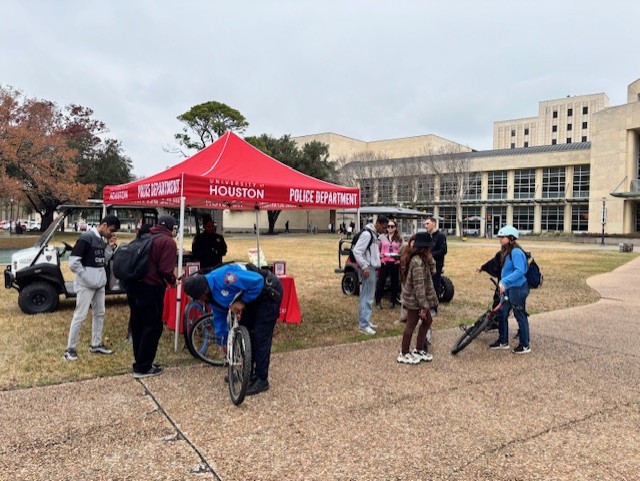 🚲🛴 Yesterday, UHPD &amp; UH Parking were out handing out FREE U-locks to those who registered their bikes/scooters! 🏷️

Haven’t registered yet? Protect your ride! Learn how here: uh.edu/parking/bicycl…

#CougarSafety #GoCoogs ❤️🐾
