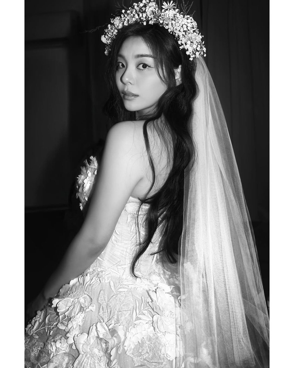 JLemon_A's tweet photo. SHUT THE FRONT DOOR!!

Ailee looks so beautiful in her wedding (pictorial?) dress 🥹🥹 https://t.co/HUzRYviWZz