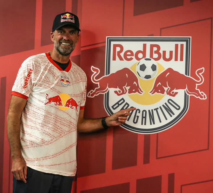 BrutaRb's tweet photo. Jürgen Klopp na área!
O diretor global de futebol da Red Bull está no 🇧🇷 para acompanhar os jogos do Red Bull Bragantino contra Palmeiras e Novorizontino e conhecer a estrutura do #MassaBruta
Bem-vindo, @kloppo! 
📸 Ari Ferreira 
#RedBullBragantino #RedBulls #RBMassaBruta https://t.co/CF0RC1D8GI