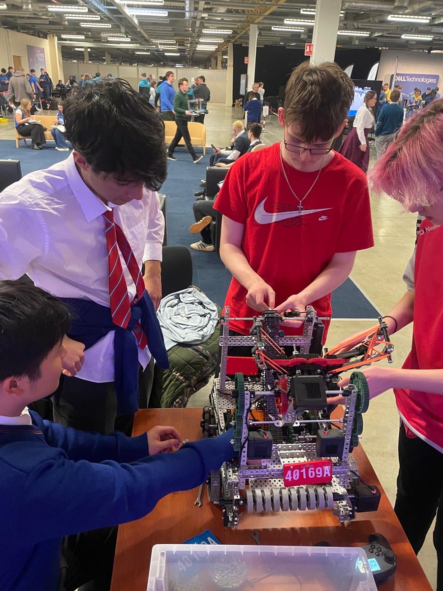 mungretcc's tweet image. 🎉 Congrats to our VEX Robotics team (Aga, Kyle, David, Ali &amp;amp; Raymond) on winning the Best Innovators Award for their amazing robot design! 🤖 Their hard work, creativity, and teamwork paid off—Here’s to more exciting robotics adventures ahead! 🚀👏 #VEXRobotics #Innovation