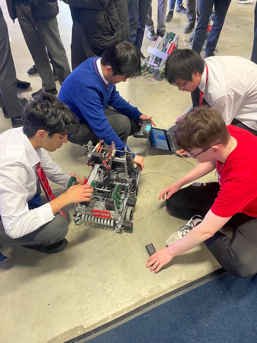 mungretcc's tweet image. 🎉 Congrats to our VEX Robotics team (Aga, Kyle, David, Ali &amp;amp; Raymond) on winning the Best Innovators Award for their amazing robot design! 🤖 Their hard work, creativity, and teamwork paid off—Here’s to more exciting robotics adventures ahead! 🚀👏 #VEXRobotics #Innovation