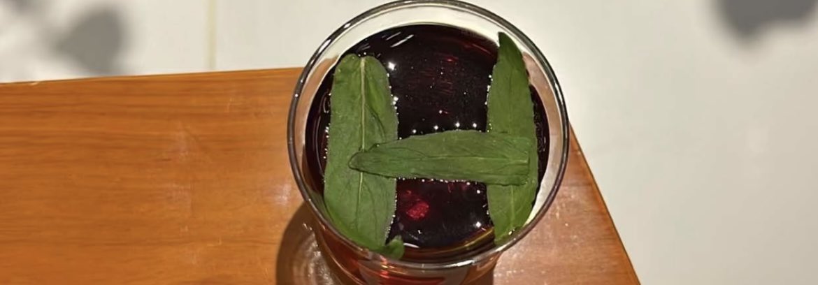 " شربتك ضما و اثر الولع ما يبي له شرب
سوى رشفةٍ تبطي .. مثل رشفة الشاهي ".