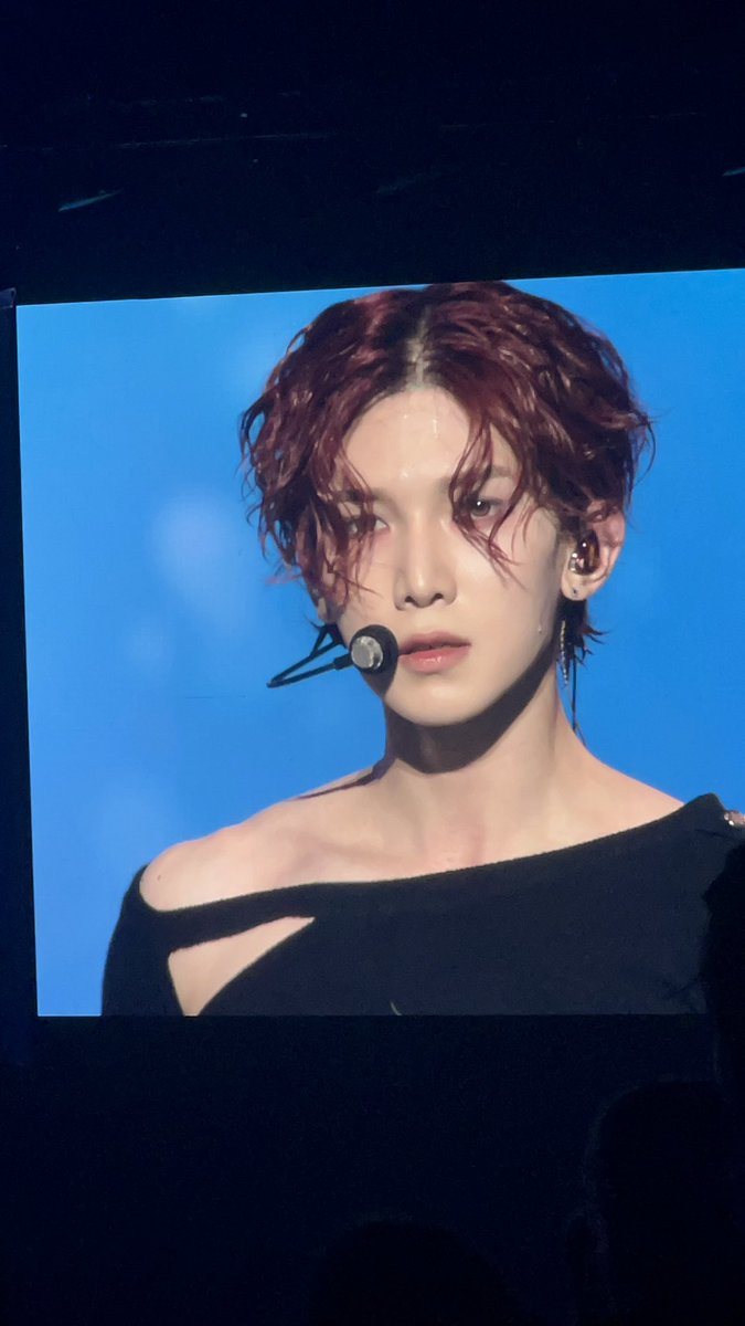 jjkwoos's tweet photo. THE WAVY HAIR WITH THIS CUNTY AS FUCK OUTFIT YEOSANG OH MY GODDDD #ATEEZINLONDON https://t.co/OTgJWJWZsl