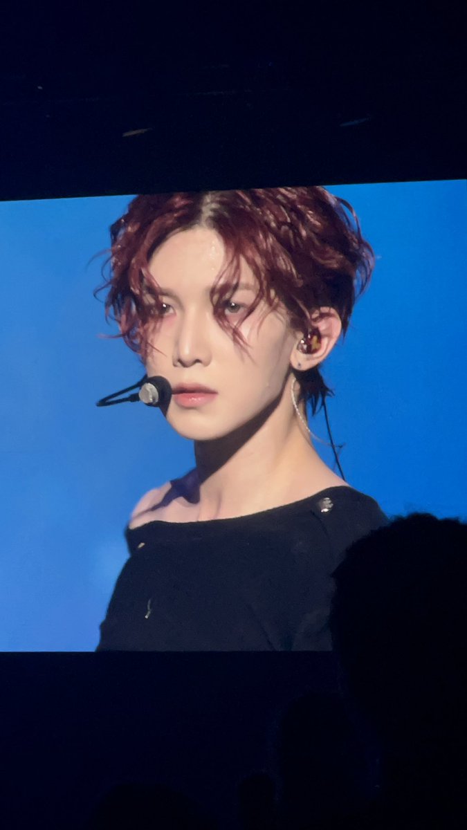 jjkwoos's tweet photo. THE WAVY HAIR WITH THIS CUNTY AS FUCK OUTFIT YEOSANG OH MY GODDDD #ATEEZINLONDON https://t.co/OTgJWJWZsl