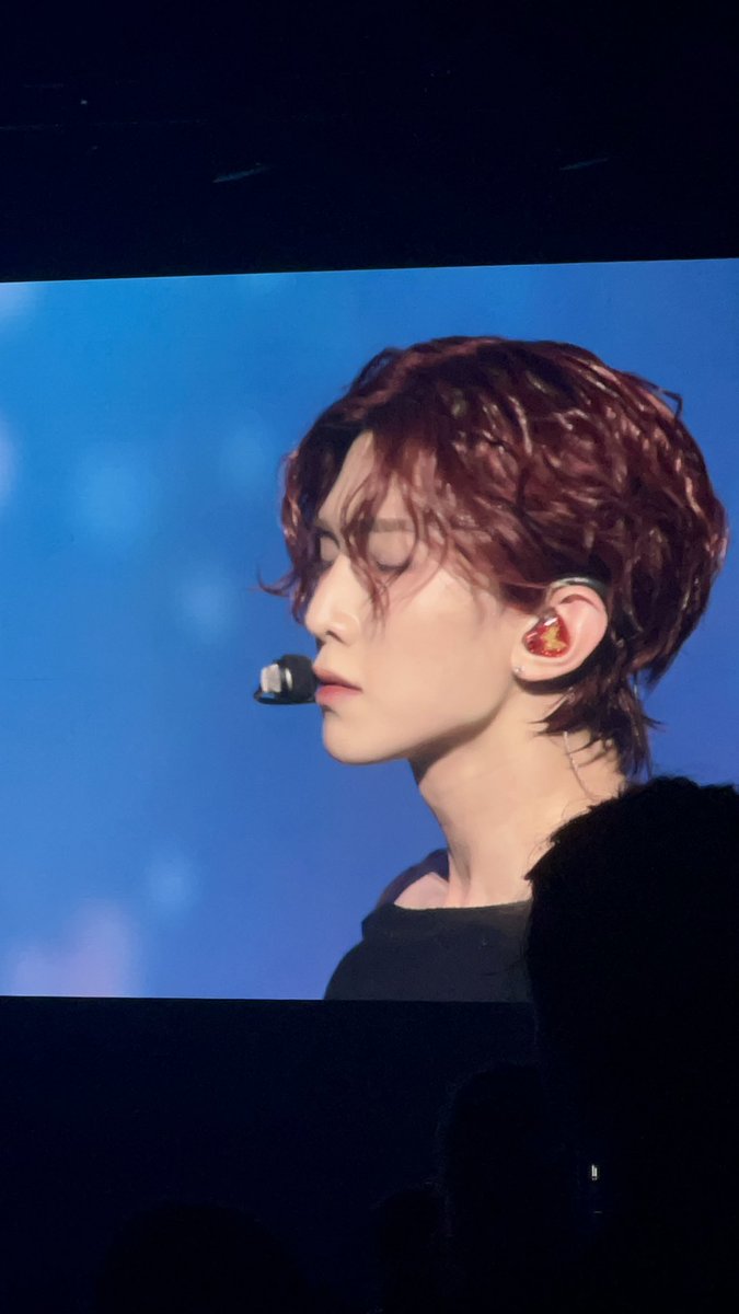 jjkwoos's tweet photo. THE WAVY HAIR WITH THIS CUNTY AS FUCK OUTFIT YEOSANG OH MY GODDDD #ATEEZINLONDON https://t.co/OTgJWJWZsl