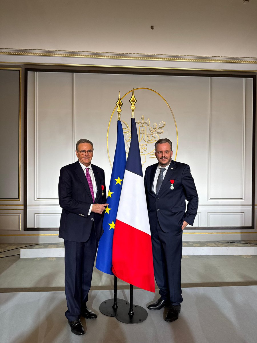 Un immense honneur ! Le président <a href="/EmmanuelMacron/">Emmanuel Macron</a> nous a remis aujourd’hui, à mon père Roland et moi-même, les insignes de la Légion d’Honneur lors d’une cérémonie à l’<a href="/Elysee/">Élysée</a>. Un moment inoubliable qui renforce notre engagement pour l’amitié franco-allemande.