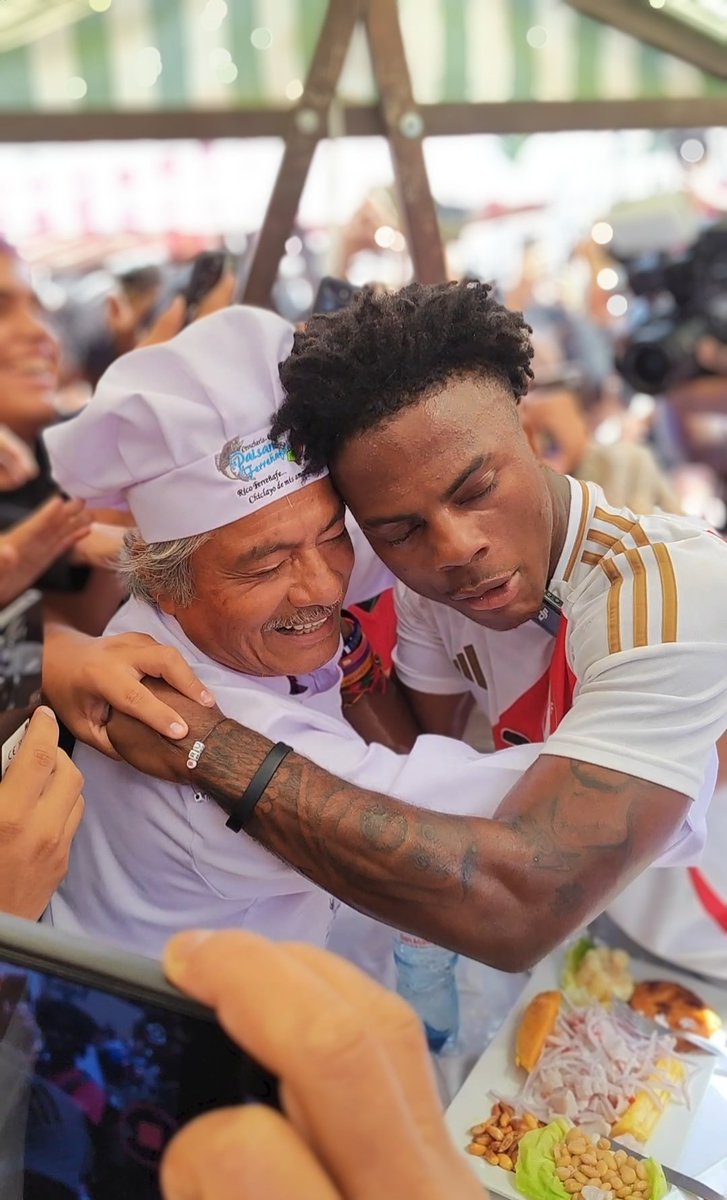 No tengo ni idea de quien sea Speed pero si él va a difundir la cultura de mi país bienvenido manito... He ahí una foto con el chef de la cevichería "el paisano ferreñafano" después de probar su cevichon picante