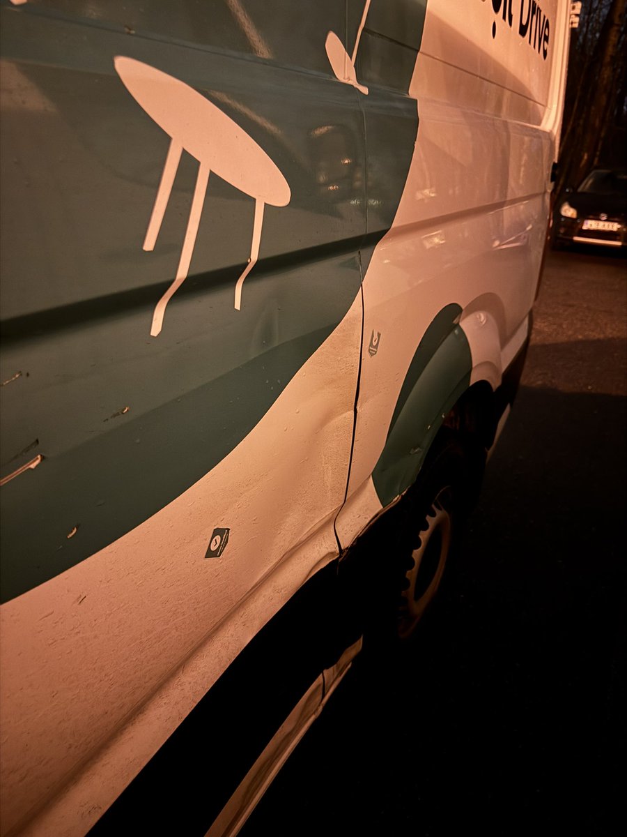 Codecci's tweet image. .@boltapp piinlik ei ole sellist ronti täishinnaga rentida?

Ja kas harrastate Aasia stiilis &apos;rollerirendiäri&apos;, et lasete enne kümnel inimesel kahjud kinni maksta ja siis hea odav ise ühe korra remonti viia või mis põhjusel ühel autol ~5 kohast keretööd tegemata?