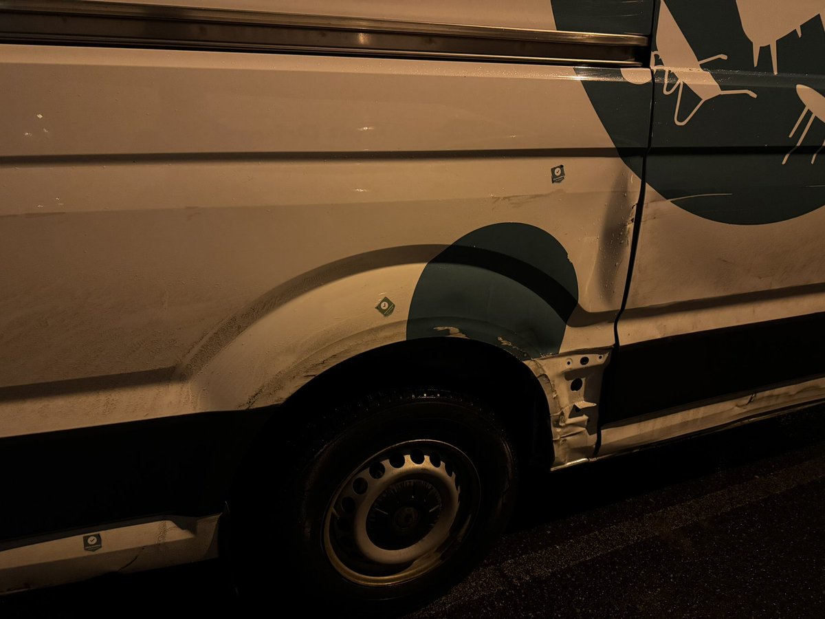 Codecci's tweet image. .@boltapp piinlik ei ole sellist ronti täishinnaga rentida?

Ja kas harrastate Aasia stiilis &apos;rollerirendiäri&apos;, et lasete enne kümnel inimesel kahjud kinni maksta ja siis hea odav ise ühe korra remonti viia või mis põhjusel ühel autol ~5 kohast keretööd tegemata?