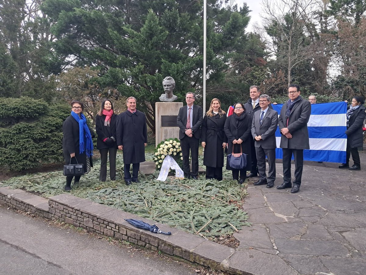 En el 172 Aniversario del Natalicio de José Martí, el colectivo de <a href="/EmbaCubaAustria/">EmbaCubaAustria</a>, junto a los amigos solidarios de la <a href="/oekg_cubasi/">ÖKG</a> y parte del cuerpo diplomático latinoamericano en Viena; recordó su legado y el llamado a una América unida.

#MartíVive