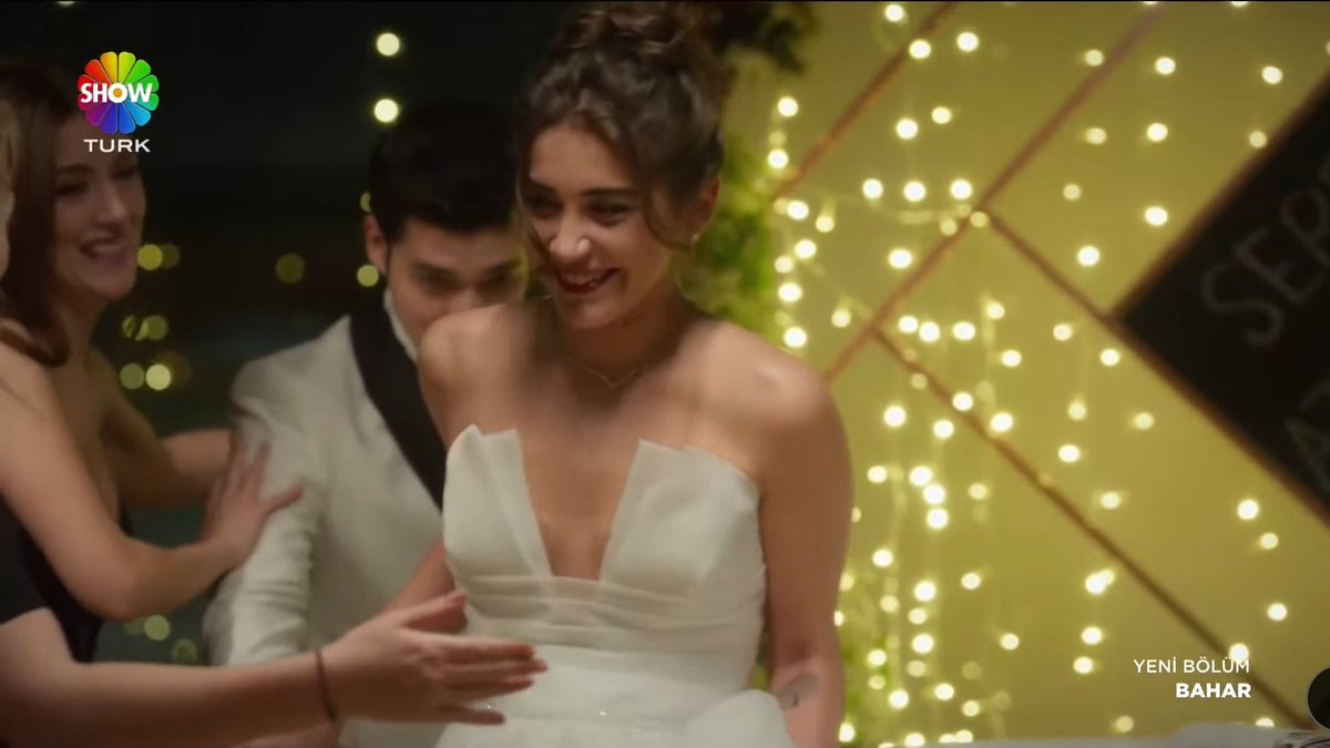 MELONESST's tweet image. Kayınvalidesi sıfır tl ile olan düğün masrafı Serenin sevdiği gibi en basından istedi gibi, nasil da mutlu oldu,annesinden miliyonlarda düğün organizasyonu yapan,kendini düşünen biri, nasıl kızını hiç düşünemez ya,onun istediği şeyleri önem vermedi hic.İYİ Kİ VARSIN BAHAR #bahar