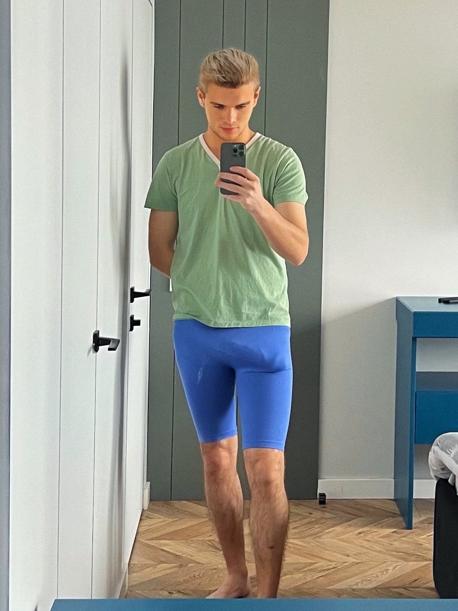 Say 'hi' and i will get my 🍭 picc in ur dms
