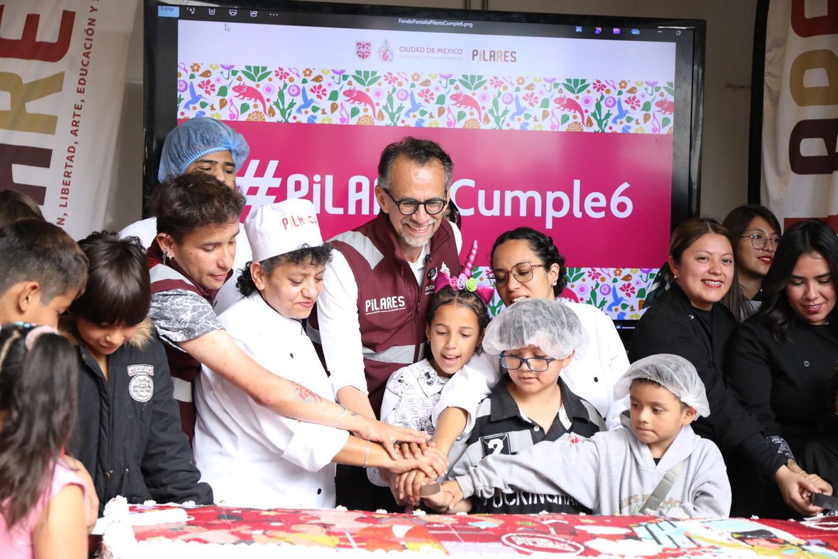 Javier_Hidalgo's tweet photo. Celebramos los 6 años de PILARES con quienes le dan vida a este proyecto de educación: la comunidad  ❤️

Con pastel y fiesta festejamos que #PILAREScumple6 🎉🎈 https://t.co/jc9RPn61D5
