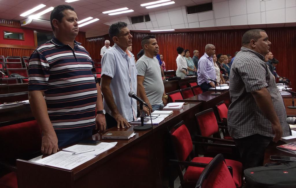 En el marco del Consejo Provincial en #SanctiSpíritusEnMarcha se reconoció al doctor Héctor Hurtado Luna, jefe de la sección de APS en el territorio.

#SanctiSpíritusEnMarcha 
#CubaPorLaSalud
#CubaVencerá