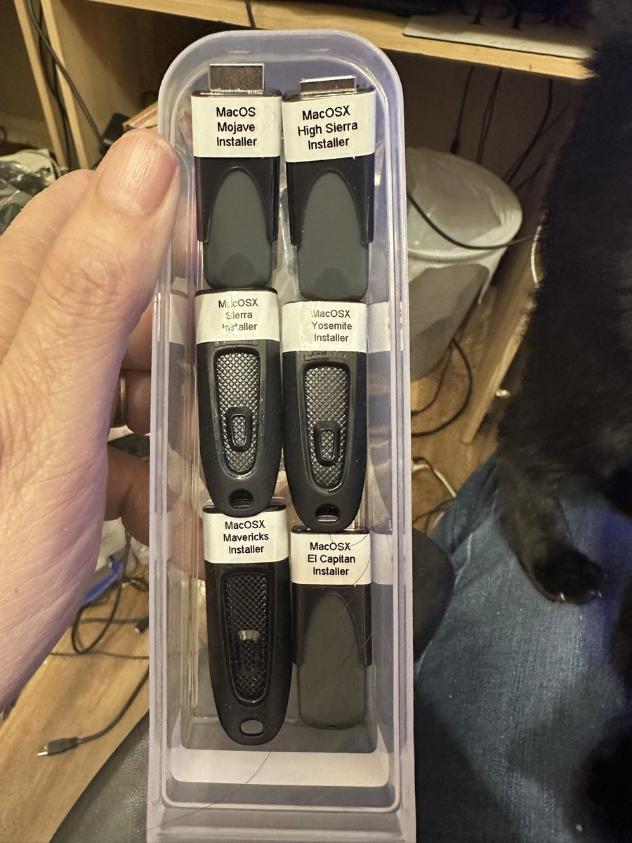 That’s a nice collection of recovery usb sticks.