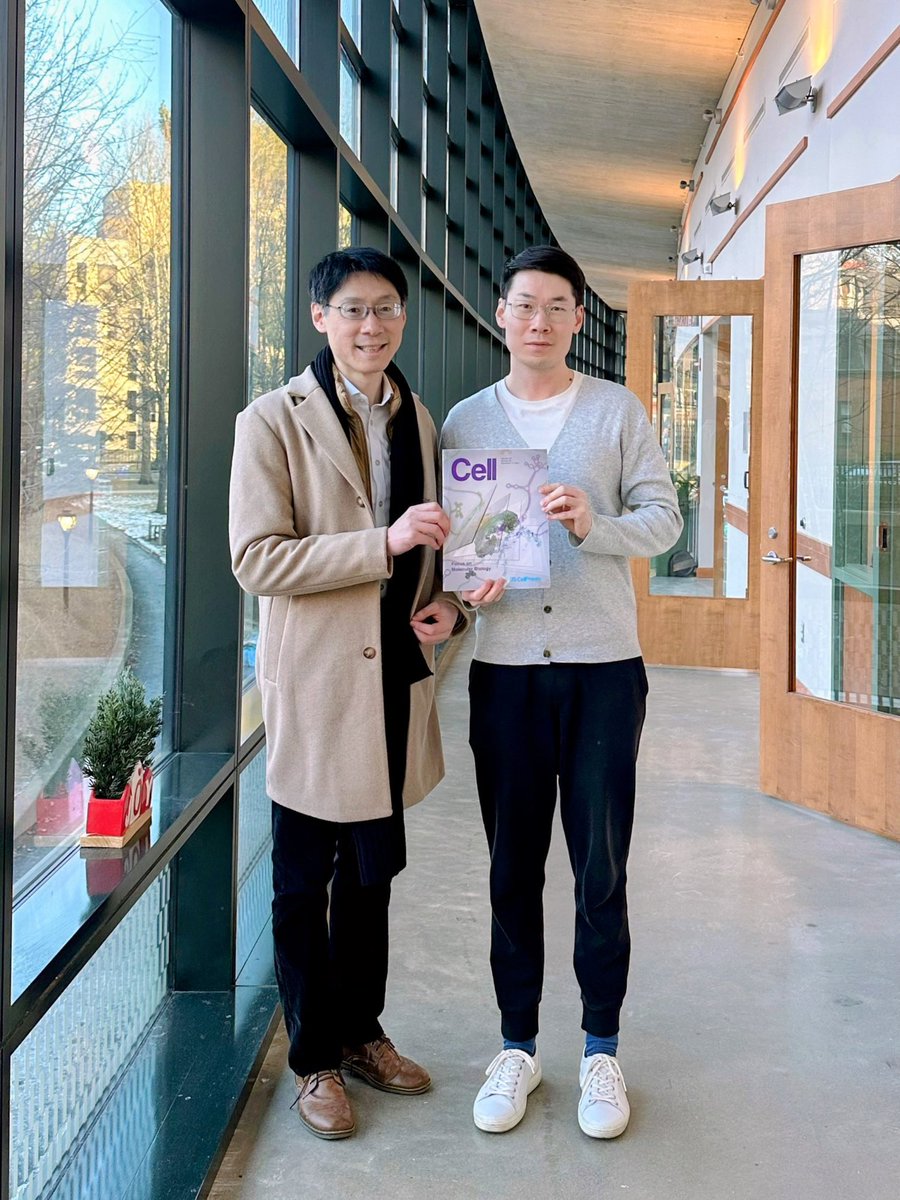 RongFan8's tweet image. Just picked up the beautiful offprint of our Patho-DBiT paper that was on the cover of @CellCellPress, highlighting its power to spatially explore molecular biology in human FFPE tissues 🤩🤩 . Congratulations to my phenomenal postdoc @Zhiliang_Bai and all amazing collaborators!!