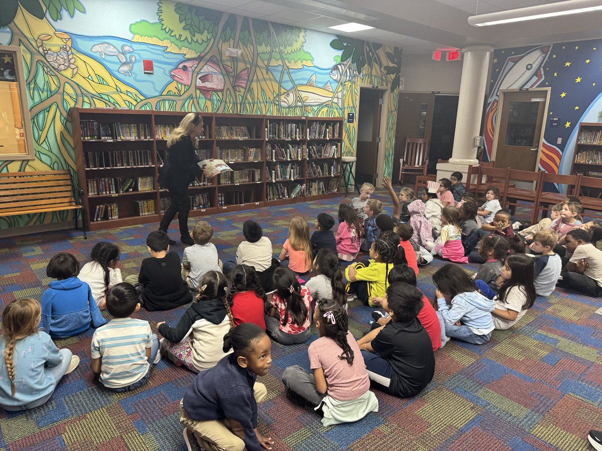 RobinKing11's tweet photo. 1st day of Literacy week, I had the honor of hosting my Assistant Principal when I taught at Boone. She has since retired and writing children’s book. Loved seeing an Boone Brave on campus. @DrRahim_Jones @KMalatesta_OCPS 
ForeverBrave https://t.co/TWdABpwRaw