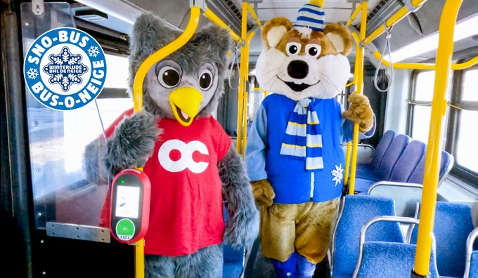 OC le hibou et papa Glamotte se tiennent debout à l’intérieur du Bus-O-Neige.
