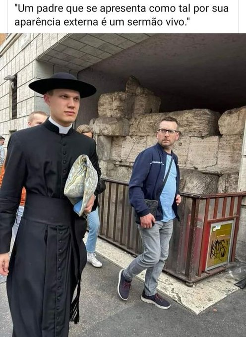 _Bellmere2_'s tweet photo. Um padre de Batina e cappello mogga literalmente todo mundo e nem é meme, brutal https://t.co/43DhEOMeJd