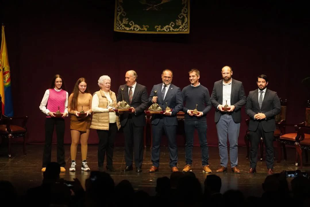 Pilar Pintor Alonso (@ppintoralonso) on Twitter photo #Algeciras celebra su XXXVIII edición de los Premios Deportista y Club del año.
🏆 Los ganadores de esta edición han sido el @bmp_algeciras Club de Balonmano Playa y la jugadora de balonmano Jennifer Gutiérrez <a href="/gb_jenni/">Jennifer Gutiérrez</a>
📸 @juanjo_butron_ #Algeciras celebra su XXXVIII edición de los Premios Deportista y Club del año.
🏆 Los ganadores de esta edición han sido el @bmp_algeciras Club de Balonmano Playa y la jugadora de balonmano Jennifer Gutiérrez <a href="/gb_jenni/">Jennifer Gutiérrez</a>
📸 @juanjo_butron_
